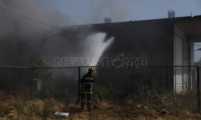 Φωτιά στο Μενίδι: Μεγάλη πυρκαγιά σε εργοστάσιο χρωμάτων - Τέθηκε υπό έλεγχο