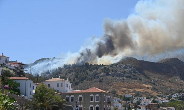 Σε ύφεση η πυρκαγιά στην Ύδρα