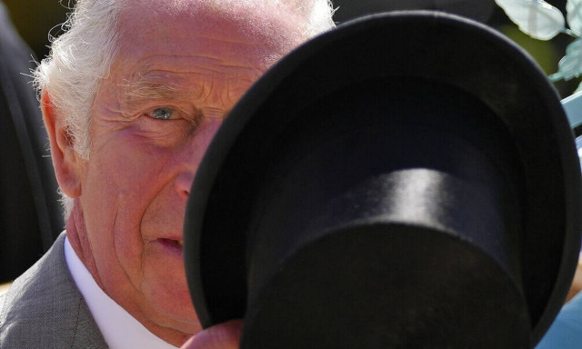 Sunday Times: Σακούλες με 3 εκατ. ευρώ έλαβε ο πρίγκιπας Κάρολος από Σεΐχη του Κατάρ