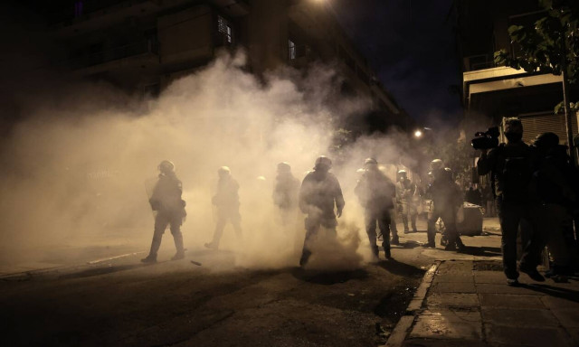 Νύχτα επεισοδίων στα Εξάρχεια – Τραυματίστηκε αστυνομικός, δύο προσαγωγές