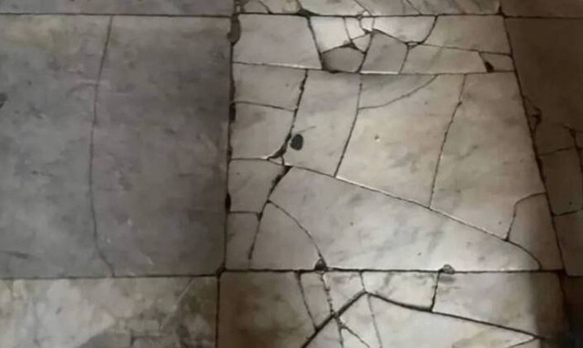 Εικόνες θλίψης και οργής στην Αγία Σοφία: Έσπασαν και τα μάρμαρα στo δάπεδο οι Τούρκοι