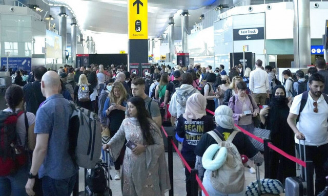 Βρετανία: Χάος και καθυστερήσεις στα αεροδρόμια - Επιβάτες αναγκάζονται να κοιμηθούν στο πάτωμα