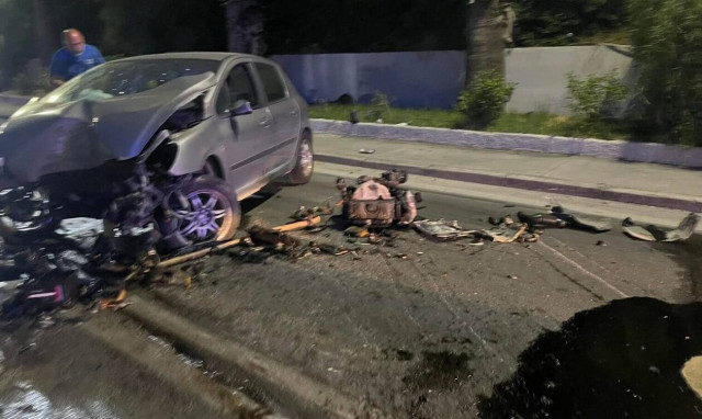 Ρόδος: Σφοδρό τροχαίο έξω από ξενοδοχείο - Διαλύθηκε το ΙΧ, ένας τραυματίας