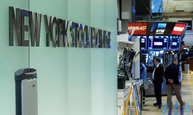 Στάση αναμονής και ήπιες απώλειες στη Wall Street