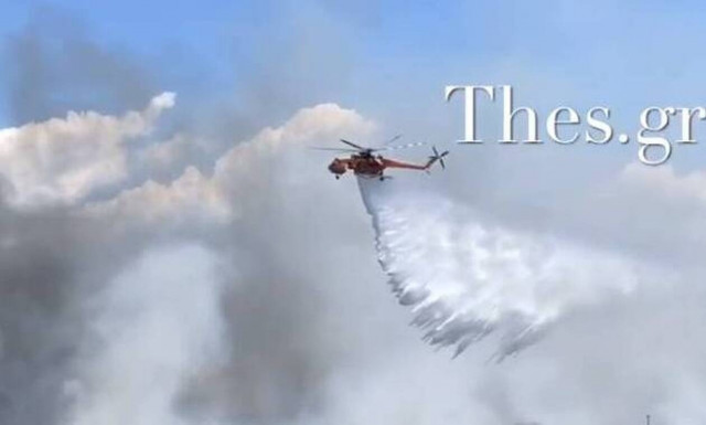 Φωτιά σε οικισμό Ρομά στην Περαία Θεσσαλονίκης: Επιχειρούν 31 πυροσβέστες