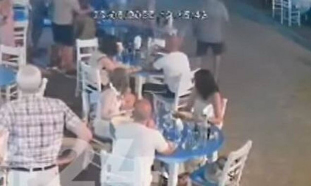 Η δραματική στιγμή διάσωσης θαμώνα ταβέρνας στην Κρήτη που πνίγηκε με πεπόνι!