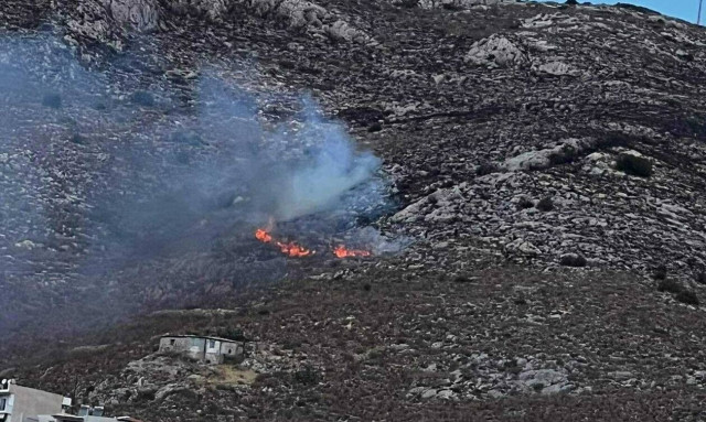 Φωτιά τώρα: Μαίνεται η πυρκαγιά στο Σχιστό - Στη «μάχη» και εναέρια μέσα