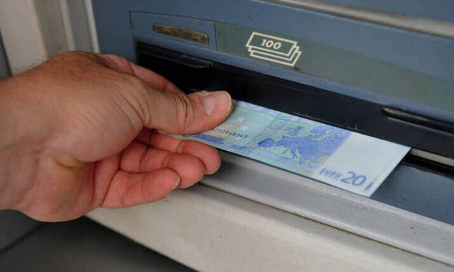 Η ακρίβεια «ροκανίζει» τις αποταμιεύσεις των νοικοκυριών - Μειώθηκαν οι καταθέσεις το Μάιο