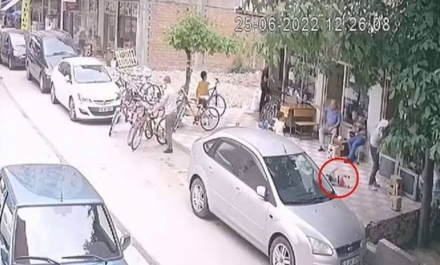 Toυρκία: Μωρό έπεσε από μπαλκόνι και προσγειώθηκε στην πλάτη περαστικού - Το βίντεο που έγινε viral