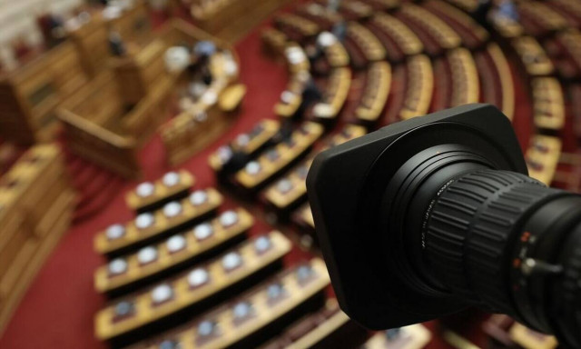 Μειώνονται οι ποινές για κόμματα και πολιτικούς που παραβιάζουν το νόμο για τη χρηματοδότησή τους