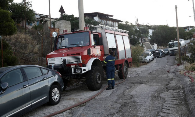 Φωτιά σε ρυμουλκό πλοίο στο Πέραμα