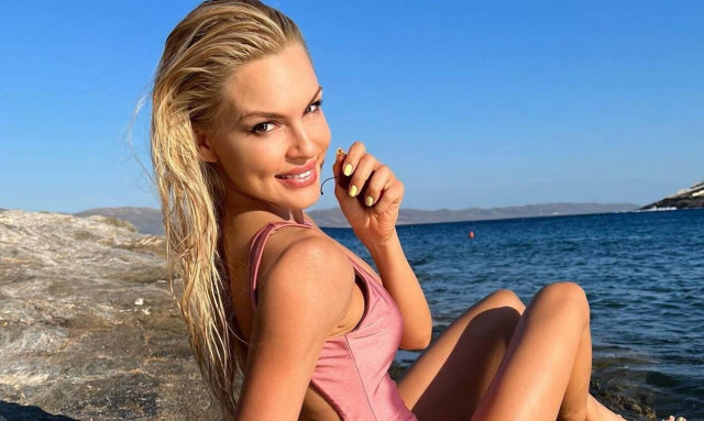 Βίκυ Κάβουρα: «Ανάβει φωτιές» χορεύοντας το «Ρίξε στο κορμί μου σπίρτο» (video)