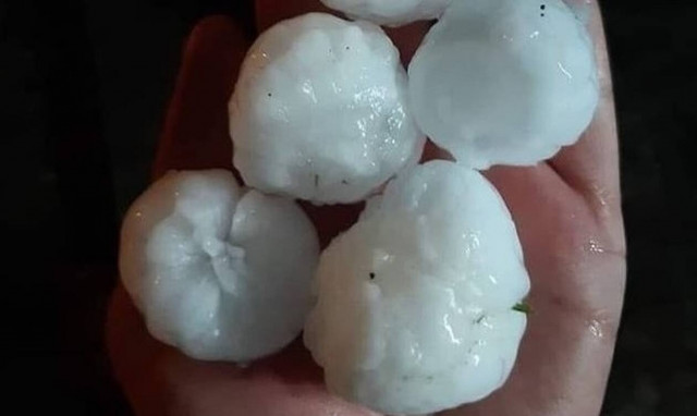 Καστοριά: Έπεσε χαλάζι σε μέγεθος... αυγού