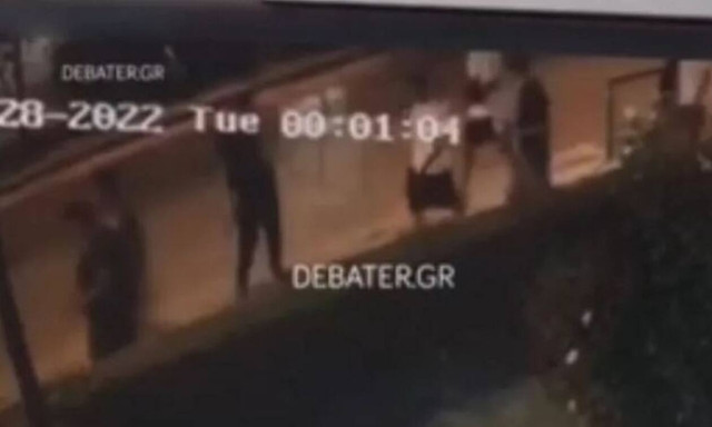 Βίντεο ντοκουμέντο από τον άγριο ξυλοδαρμό στην Παλλήνη – Νεαροί απομακρύνονται τρέχοντας