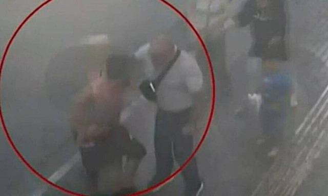 Μια γυναίκα που αντιλήφθηκε τι πάει να κάνει, προσπάθησε να τραβήξει και να σώσει το παιδί