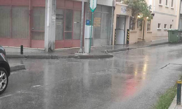 Τρελάθηκε ο καιρός στην Κοζάνη: Χαλαζόπτωση και σφοδρή καταιγίδα