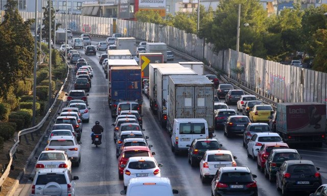 Κίνηση live: Στο «κόκκινο» ο Κηφισός - Πού έχει καθυστερήσεις