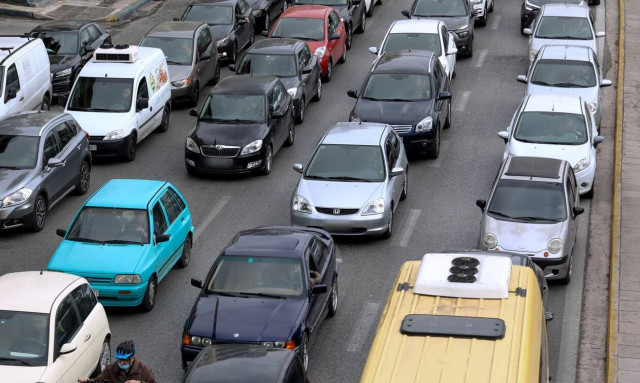 Κίνηση τώρα: Ταλαιπωρία στην Αττική Οδού λόγω τροχαίου