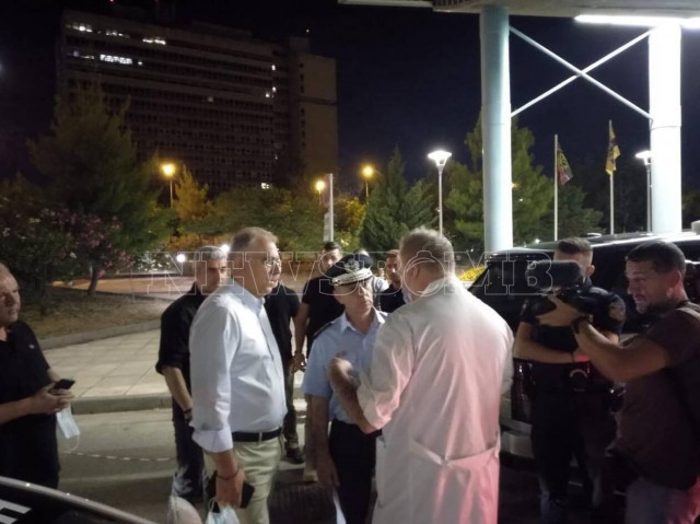 Θεοδωρικάκος και αρχηγός της ΕΛΑΣ δίπλα στους αστυνομικούς