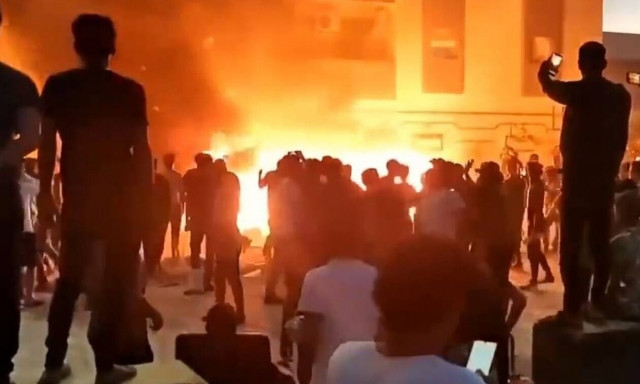 Λιβύη: Εξαγριωμένος ο λαός έβαλε φωτιά στο κοινοβούλιο στο Τομπρούκ - Διαδηλώσεις σε όλη τη χώρα