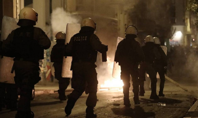 Επεισόδια κοντά στην Πανεπιστημιούπολη: Μολότοφ στις εγκαταστάσεις των ΜΑΤ