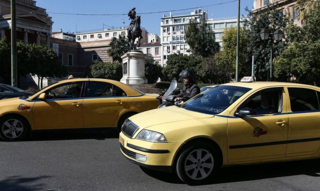 Έφοδος της Τροχαίας σε πιάτσες ταξί - «Βροχή» τα πρόστιμα