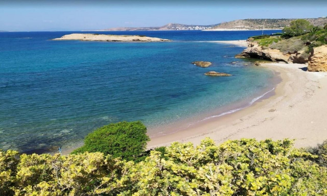 Αλθέα: Η παραλία με τα κρυστάλλινα νερά 40 λεπτά από την Αθήνα