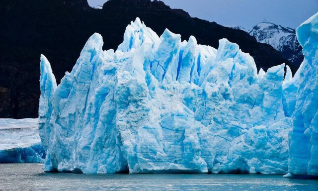 Άγνωστα μικρόβια παγιδευμένα σε παγετώνες που λιώνουν, μπορεί να πυροδοτήσουν νέες πανδημίες