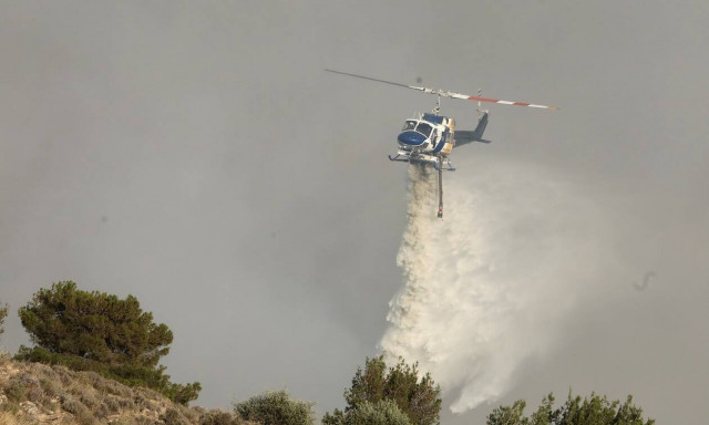 Υπό μερικό έλεγχο η πυρκαγιά στον Ασπρόπυργο