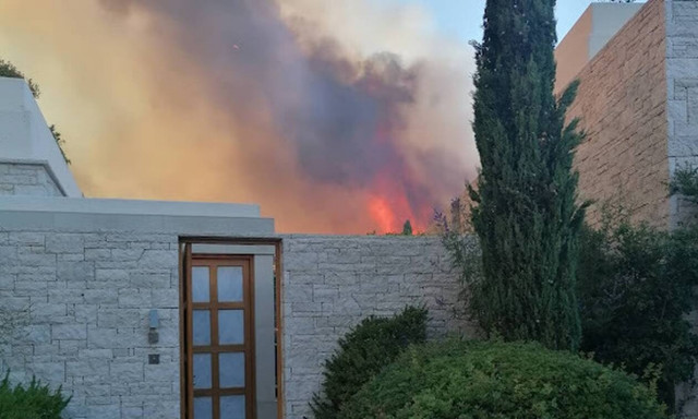 Δήμαρχος Ερμιονίδας στο Newsbomb.gr: «Δίνουμε μεγάλη μάχη – Καήκαν κτήρια του ξενοδοχείου»