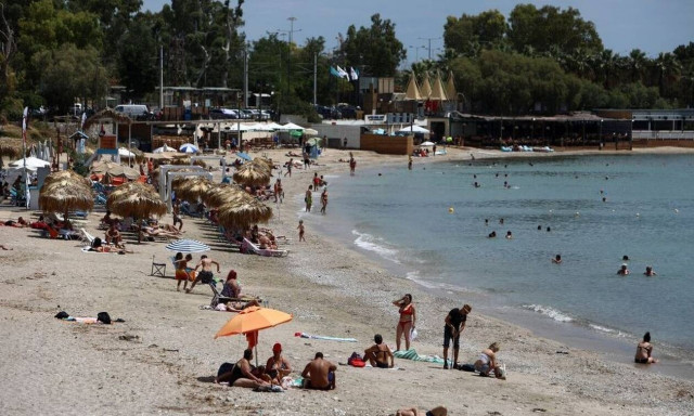 Μπάνια από... χρυσάφι: Πόσο κοστίζουν οι βουτιές στις παραλίες της Αττικής