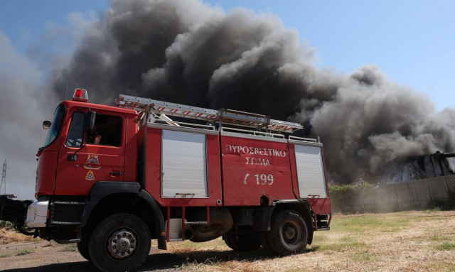 Φωτιά τώρα στον Βλαστό Καλάμου - Απειλεί κατοικίες