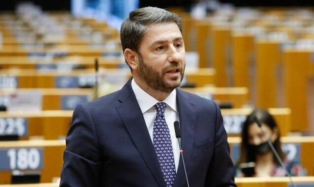 Ο Ανδρουλάκης υποδέχεται στην «έδρα» του τον Μητσοτάκη – Η πρώτη σύγκρουση των δύο αρχηγών