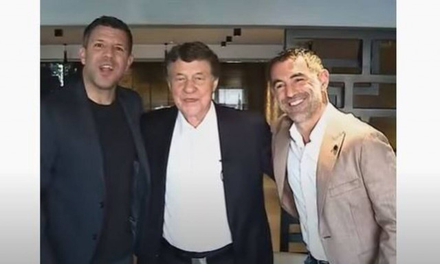 Ότο Ρεχάγκελ: Τραγουδάει χρόνια πολλά στην Ελλάδα για τα 18 χρόνια από την κατάκτηση του Euro 2004