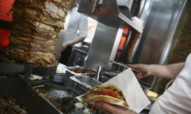 Σέρρες: Κλείδωσαν τα παιδιά τους στο αυτοκίνητο και πήγαν για σουβλάκια