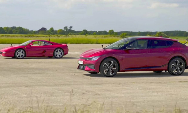 KIA EV6 εναντίον Ferrari F355: Ποιος κερδίζει στην κόντρα; (Video)