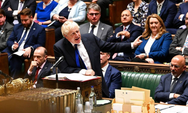 Βρετανία: Δεν αφήνει την καρέκλα ο Τζόνσον παρά το μπαράζ παραιτήσεων