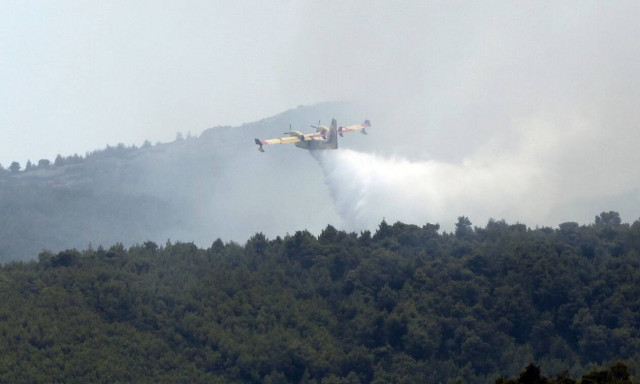 Ηλεία: Μαίνεται η φωτιά σε δασική έκταση στην Κορυφή - Ξεκίνησαν να επιχειρούν τα εναέρια μέσα