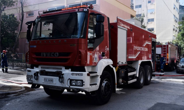 Φωτιά τώρα στη Νέα Κηφισιά - Επιχειρούν 10 πυροσβέστες