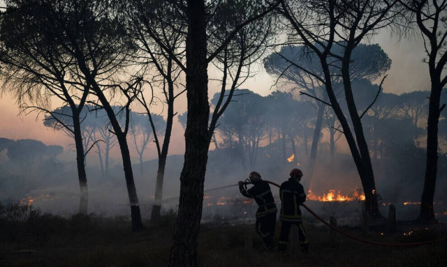 Γαλλία: Πολλές πυρκαγιές σε περιοχές του νότου που τις σαρώνει ισχυρός βορειοδυτικός άνεμος
