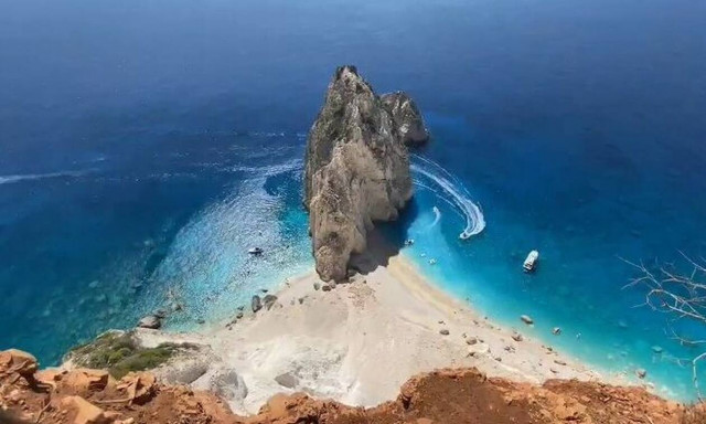 Μυζήθρες: Η ελληνική παραλία με το παράξενο όνομα και γιατί τη λένε έτσι