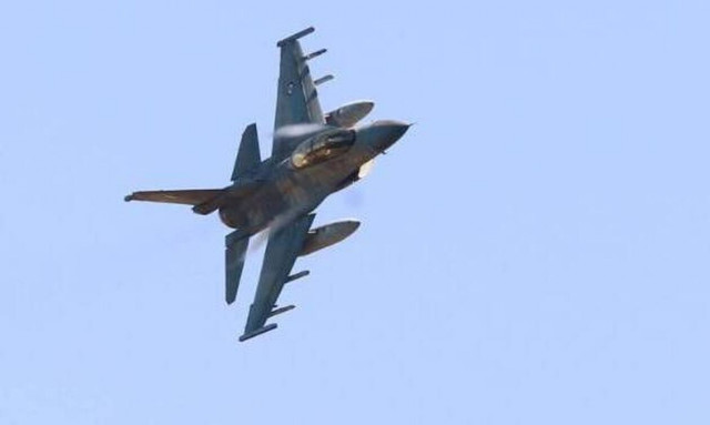 Παραλίγο τραγωδία στο Φενεό: Μαχητικά αεροσκάφη διασταυρώθηκαν με ανεμοπτεριστές (vid)