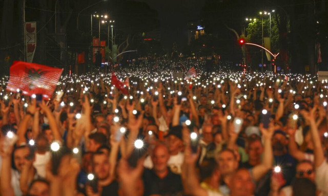 Αλβανία: Χιλιάδες υποστηρικτές της δεξιάς διαδήλωσαν εναντίον της κυβέρνησης του Έντι Ράμα