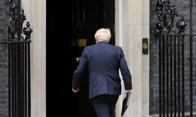 Μπόρις Τζόνσον: Τα κλάματα, οι αγκαλιές και τα νεύρα πριν την παραίτηση – Το άγνωστο παρασκήνιο
