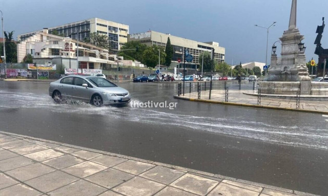 Καιρός: Ξεκίνησε η επέλαση της κακοκαιρίας - Άνοιξαν οι ουρανοί στη Θεσσαλονίκη, πλημμύρισαν δρόμοι