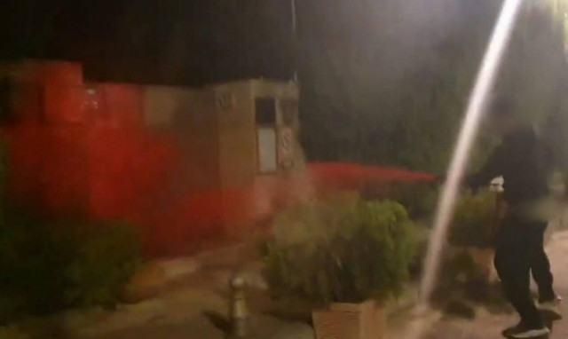 Μέλη του Ρουβίκωνα έβαψαν με μπογιές την πρεσβεία του Μαρόκου στην Ελλάδα