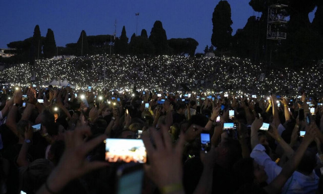 Ρώμη: Χωρίς προστατευτική μάσκα σχεδόν όλοι οι θεατές στη συναυλία των Maneskin