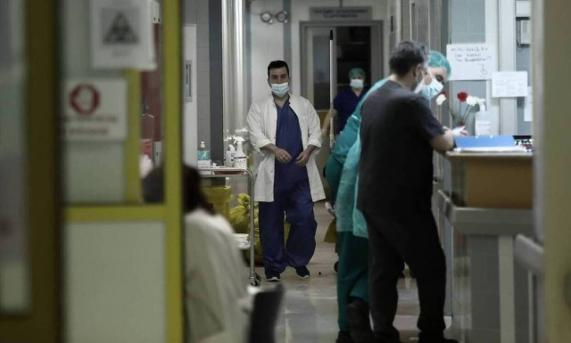 Βατόπουλος στο Newsbomb.gr: Πότε τελειώνει το 6ο κύμα του κορονοϊού – Θα δούμε νέες μεταλλάξεις