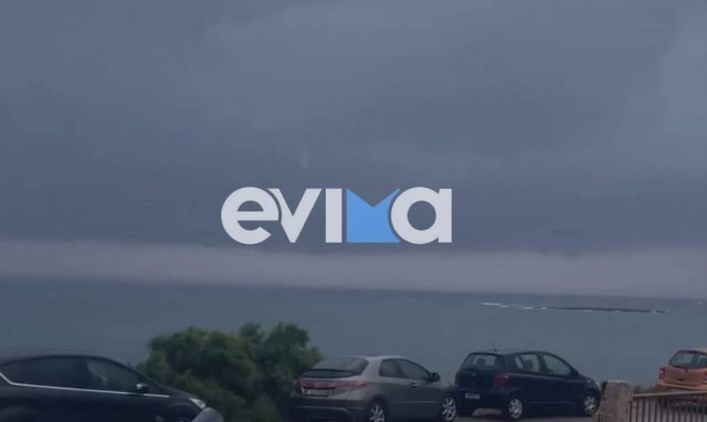 Σκύρος: Ισχυρά μπουρίνια με έντονες καταιγίδες – Πλημμύρισαν τα σοκάκια του νησιού