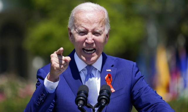 ΗΠΑ: Ο Μπάιντεν δηλώνει αποφασισμένος να απαγορεύσει τα επιθετικά όπλα